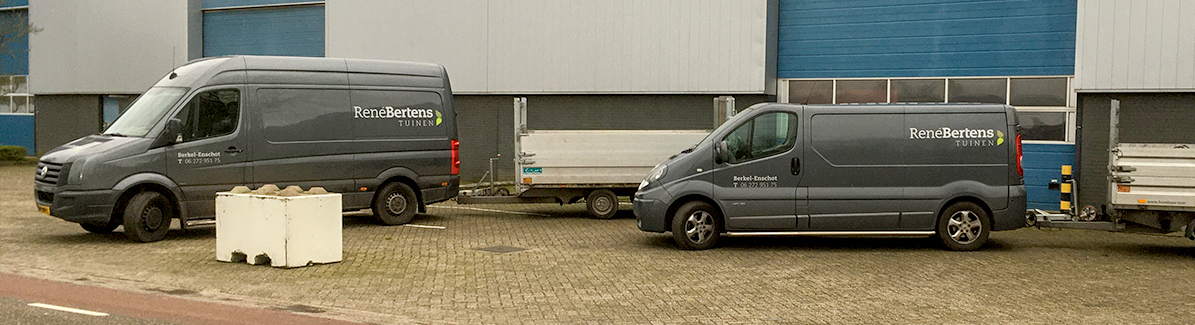 twee bedrijfsbussen van René Bertens tuinen